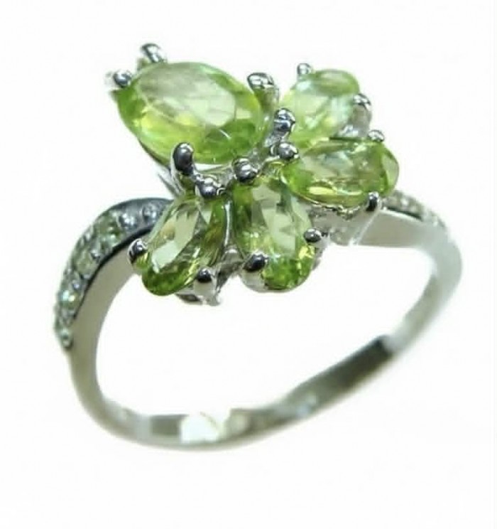 Authentic 8.9 carat Peridot .925 Sterling Silver handmade Ring s. 7