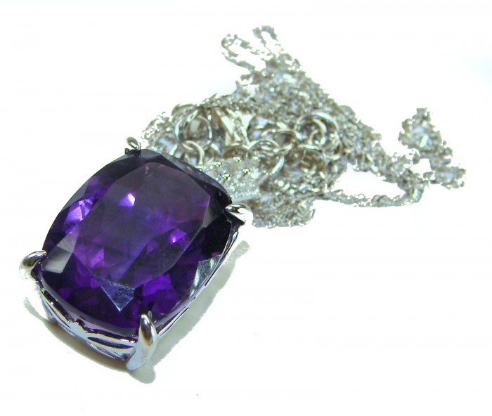 A Heritage in Bloom - Italy made 25.5 carat genuine Amethyst handmade necklace - Close-up of amethyst pendant with silver chain entwined
