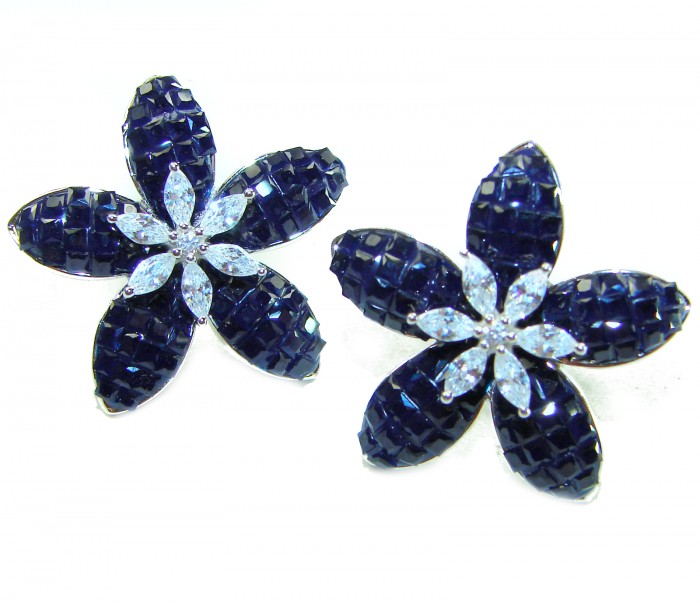 Incredible green Flowers genuine 10.5 CARAT Sapphire .925 Sterling Silver handcrafted Earrings - Flower-shaped earrings with sapphires, top view.
