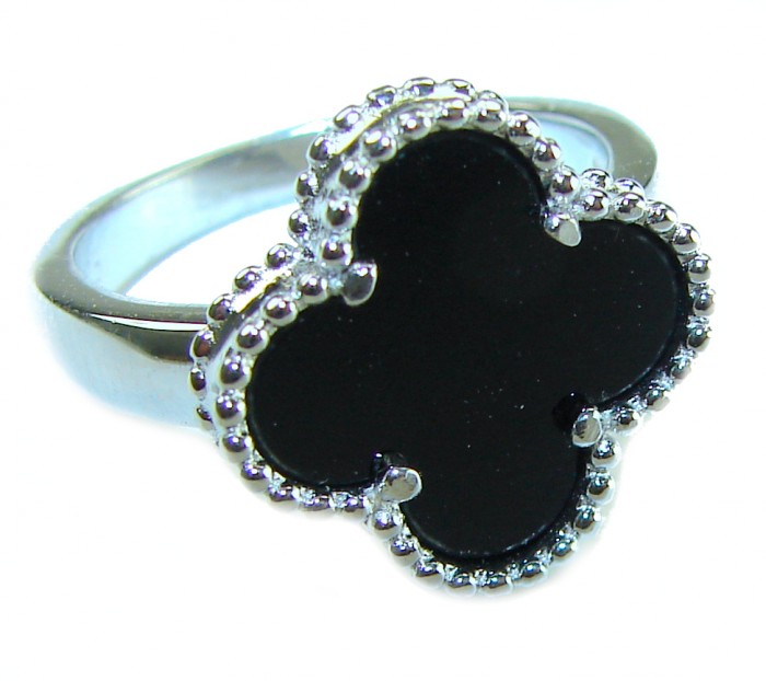 A four-leaf clover Onyx .925 Sterling Silver handcrafted ring s. 6 1/4 - Close-up of black onyx four-leaf clover ring in sterling silver.