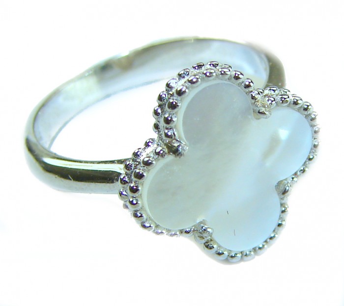 A four-leaf clover Blister Pearl .925 Sterling Silver handcrafted ring s. 8 - Side view of four-leaf clover Blister Pearl Sterling Silver ring