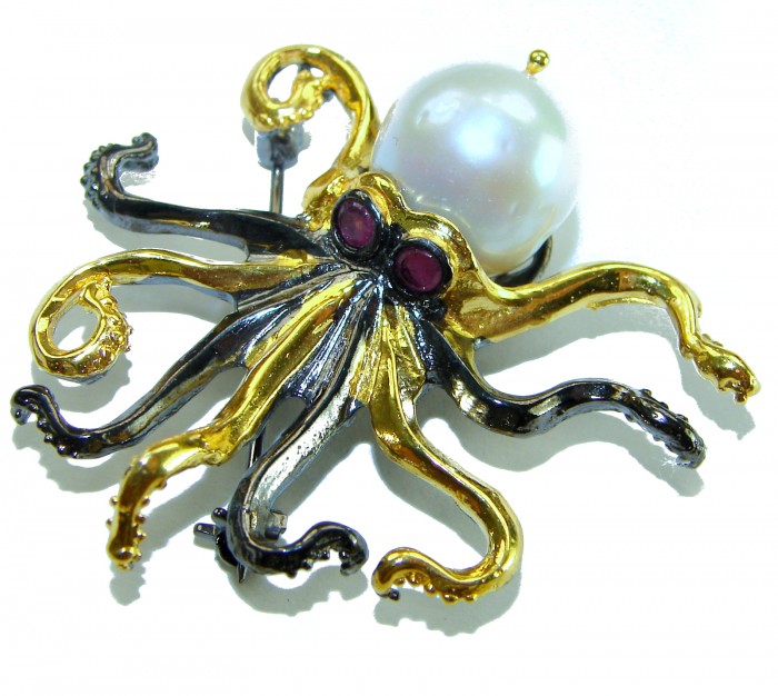 Octopus real Pearl 18K Gold over .925 Sterling Silver handmade Pendant - Octopus brooch with pearl and gold over silver, top view.