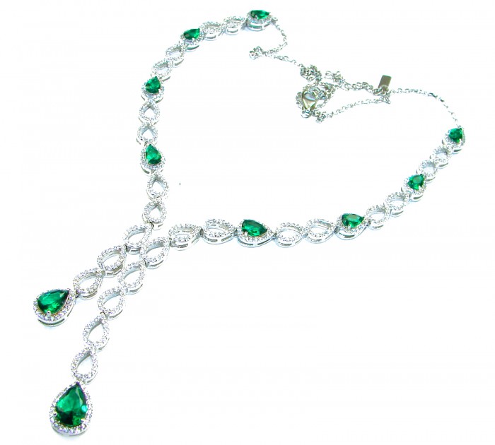 Vintage style - Timless Beauty 14.5 carat Colombian Emerald .925 Sterling Silver handcrafted Statement necklace - Necklace with green stones and silver loops on a white background