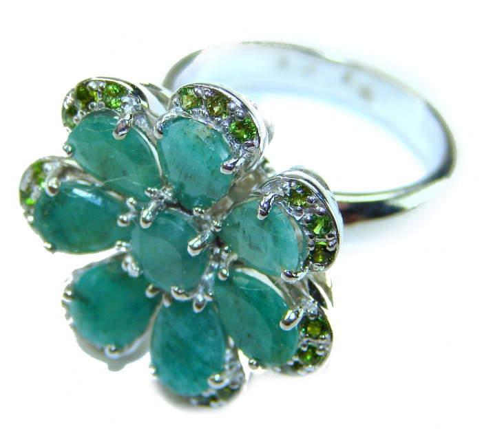 Amazonia - 20.8 carat Colombian Emerald .925 Sterling Silver handmade Statemen .925 Sterling Silver ring size 8 - Close-up of floral ring with Colombian emeralds in sterling silver.