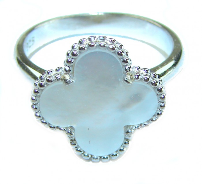 A four-leaf clover Blister Pearl .925 Sterling Silver handcrafted ring s. 8 - Four-leaf clover ring in silver, top view close-up.