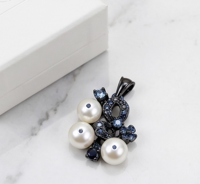 Tiffany - 7.8 carat Pearl Tanzanite Black RHODIUM over .925 Sterling Silver Handcrafted pendant - Pearl and tanzanite pendant on white box, top view.