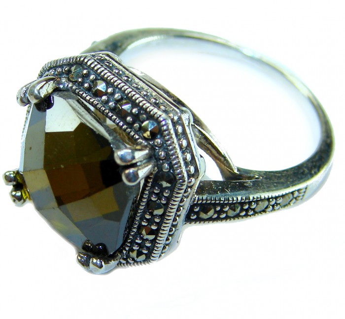Exotic Beauty oval cut 22.5 carat Helenite .925 Sterling Silver dipped in Real Gold handmade Ring s. 9 - Close-up of Exotic Beauty oval cut Helenite sterling silver ring