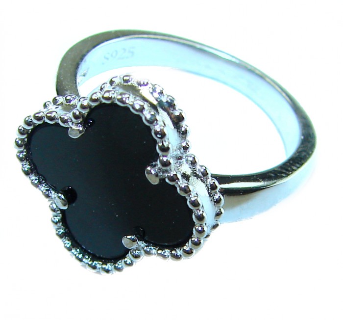 A four-leaf clover Onyx .925 Sterling Silver handcrafted ring s. 6 1/4 - Four-leaf clover onyx sterling silver ring, top view.
