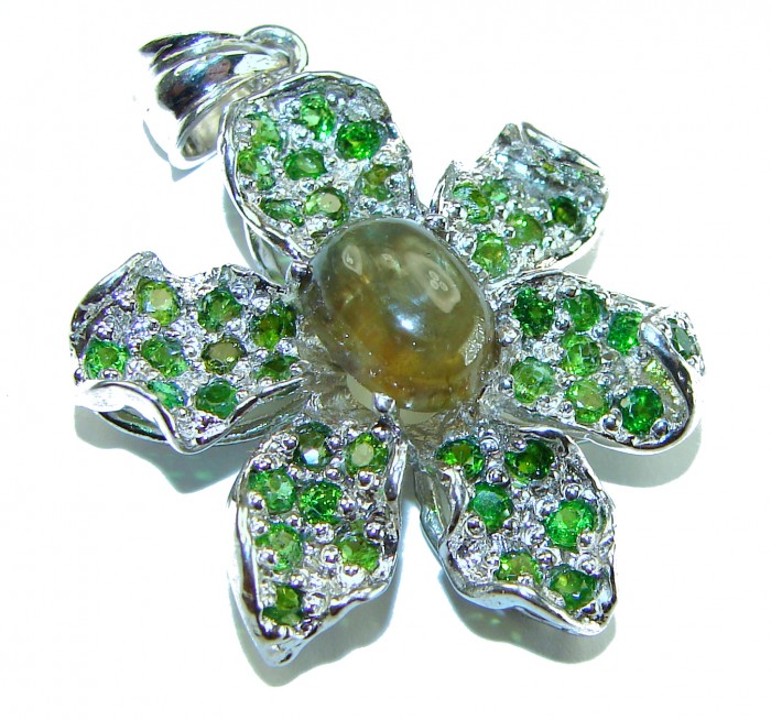 Rio de Janeiro - 12.5 carat green Brazailian Tourmaline 14K Gold over .925 Sterling Silver handcrafted Pendant - Flower-shaped jewelry pendant with green tourmaline, top view.