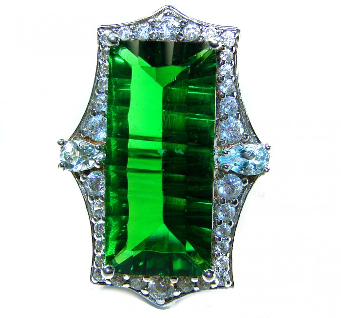 RARE FINDING! Authentic 28.9 carat volcanic Green Helenite .925 Sterling Silver HUGE ring s. 7 - Close-up of authentic 28.9 carat volcanic Green Helenite ring.