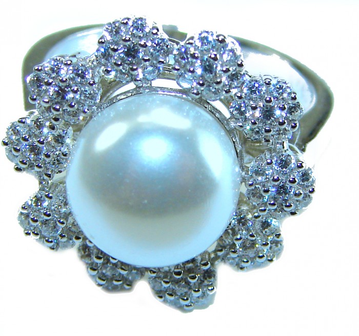 White Flower Blister Pearl .925 Sterling Silver brilliantly handcrafted ring s. 6 1/4 - Close-up of white flower pearl ring in sterling silver.