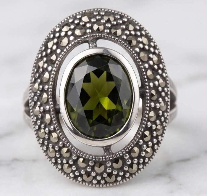 Spectaculat 7.2 carat Travorite Garnet .925 Sterling Silver Ring size 7 - Close-up of 7.2 carat Travorite Garnet ring, .925 Sterling Silver setting.