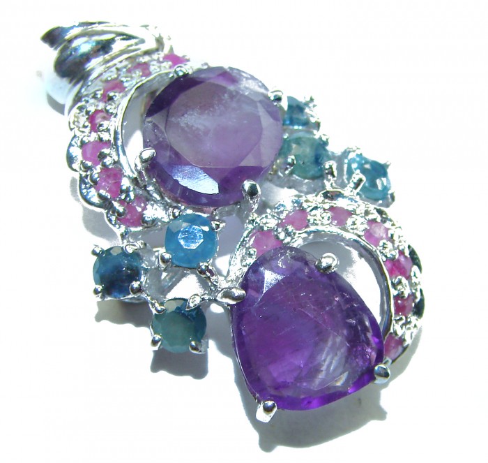 24.5 carat - Amethyst .925 Sterling Silver handcrafted Pendant - Close-up of 24.5 ct amethyst sterling silver pen with intricate gemstones.