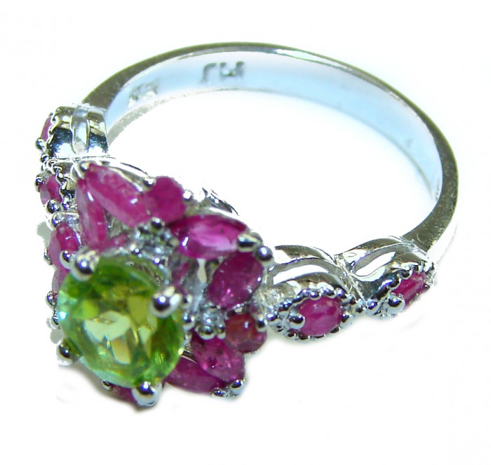 Alessia authentic 4.9 carat round cut Peridot .925 Sterling Silver handmade Ring s. 5 - Side view of Alessia 4.9 ct Peridot ring with pink stones in sterling silver.