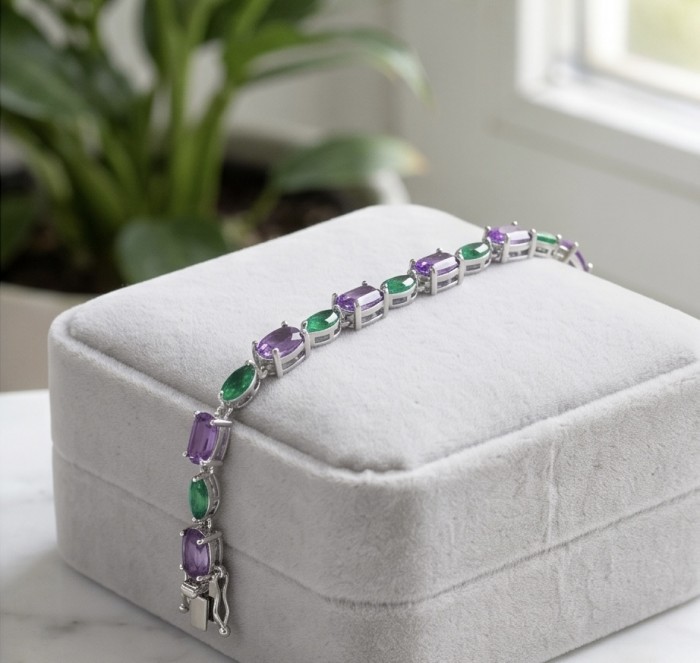 A Heritage in Bloom - Italy made 14.7 carat Amethyst Chrome Diopside .925 Sterling Silver handcrafted bracelet - Bracelet on display box, showcasing amethyst and chrome stones.