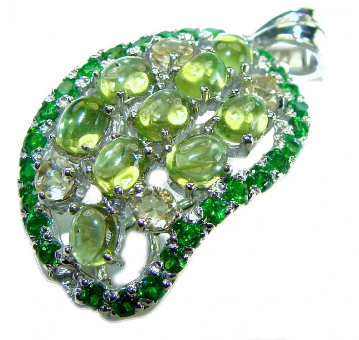 Wise Bliss Authentic 22.6 carat Peridot .925 Sterling Silver handmade Pendant - Close-up of Wise Bliss Peridot pendant on .925 sterling silver setting