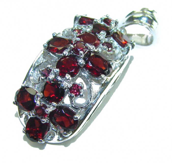Melody - Vintage Design 8.4 CARAT Garnet .925 Sterling Silver handcrafted Pendant - Close-up of Melody vintage design garnet pendant in sterling silver.