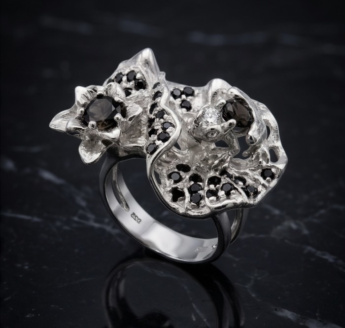 Blue Flowers 10.2 carat natural Sapphire .925 Sterling Silver dipped in rhodium Perfectly handcrafted Ring s. 8 - Unique silver ring with black stones, top detail on dark background