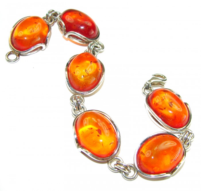 Excellent quality Baltic Amber .925 Sterling Silver entirely handcrafted Bracelet - Baltic Amber bracelet in .925 silver, close-up of stones and links.
