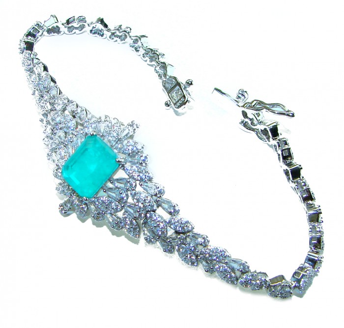 Beauty of Nature - natural 8.5 carat Emerald .925 Sterling Silver handmade Statement Bracelet - Elegant bracelet with emerald close-up on white background