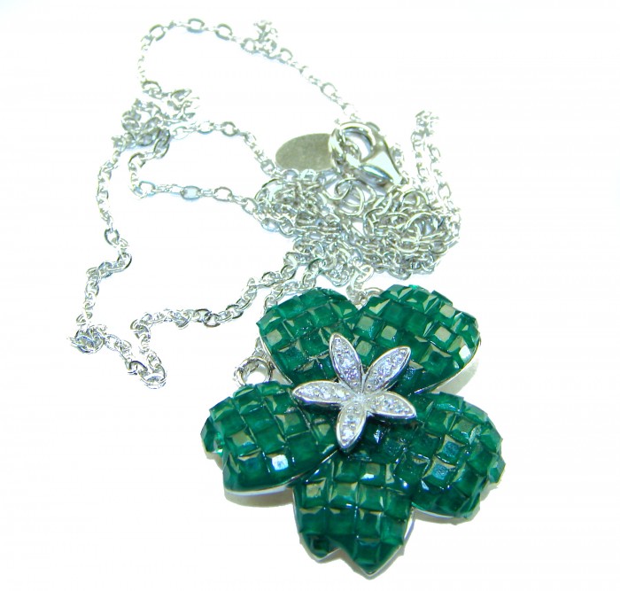 12.2 carat Graceful Authentic mystery setting Colombian Emerald .925 Sterling Silver handcrafted Statement necklace - Close-up of Colombian emerald necklace with a flower design