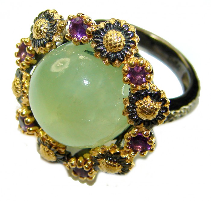 Marvelous Natural Moss Prehnite 2 tones .925 Sterling Silver handmade ring s. 7 1/2 - Close-up of natural moss prehnite sterling silver ring with floral accents