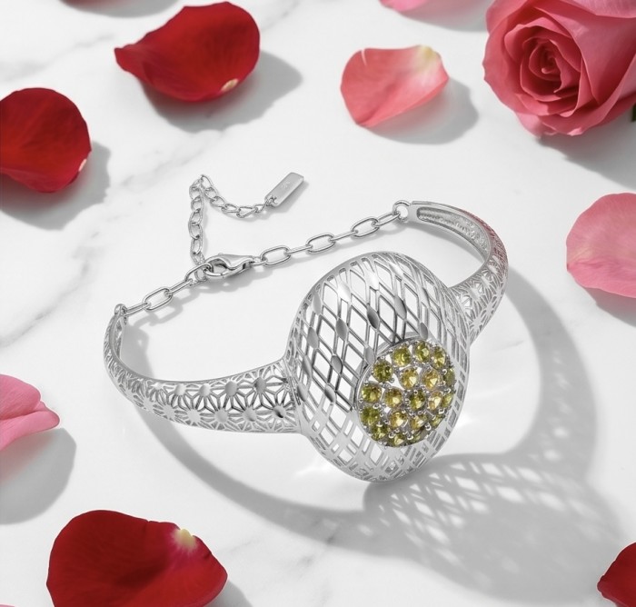 Casablanca - authentic 2.2 carat yellow Sapphire .925 Sterling Silver Bracelet - Silver bracelet with yellow sapphires on marble with rose petals