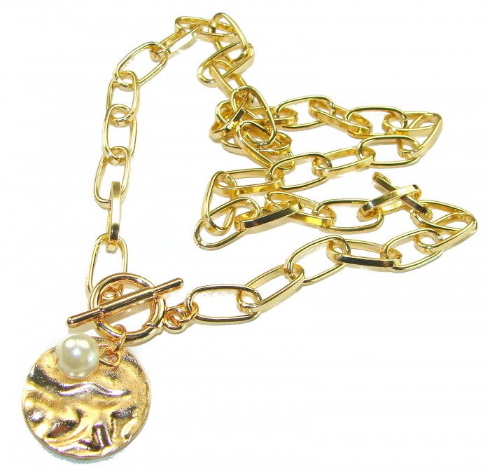 Giovanna - pearl 10K Gold over .925 Sterling Silver handcrafted necklace - Gold chain necklace with pearl and disc pendant, top view.