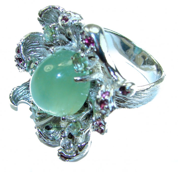 Born to Glam authentic 15.9 carat Prehnite .925 Sterling Silver handcrafted Large ring s. 8 - Close-up of Born to Glam 15.9 ct Prehnite ring with intricate details