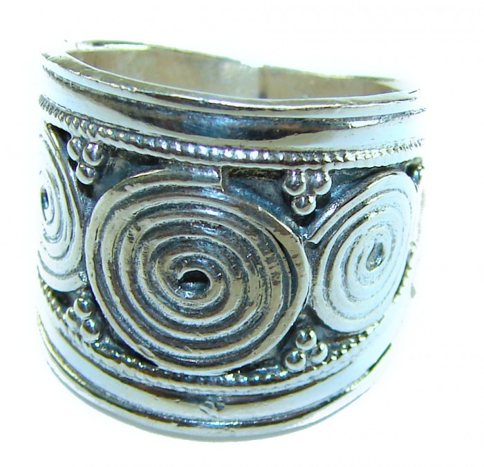 Precious - Bali made .925 Sterling Silver handcrafted Ring s. 6 - Bali made .925 sterling silver ring, front detail close-up.