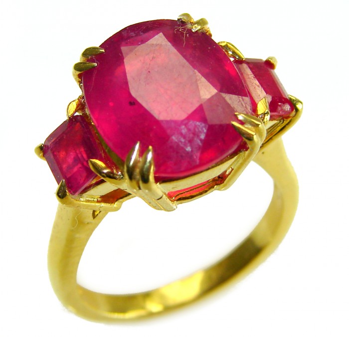 Bella Rosa Genuine 9.8 carat Kasmir Ruby .925 Sterling Silver dipped in 22K Gold Statement Ring size 6 - Gold ring with large red ruby, side view close-up.