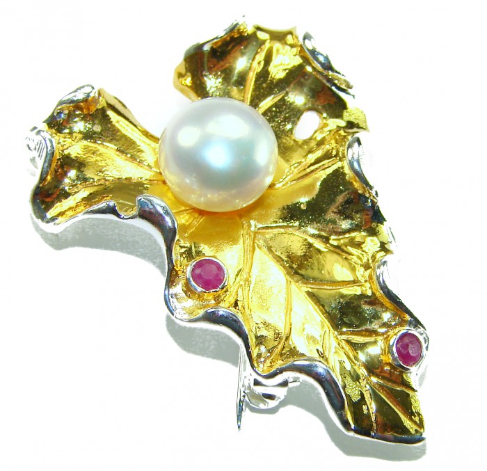 Natural Leaf Pearl 14K Gold over .925 Sterling Silver handmade - Leaf-shaped brooch with pearl and rubies, top view.