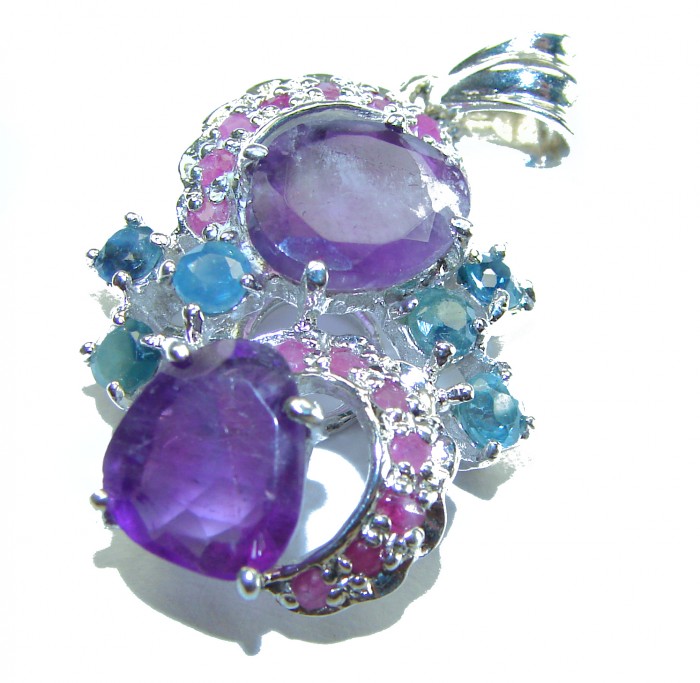 24.5 carat - Amethyst .925 Sterling Silver handcrafted Pendant - Close-up of 24.5 carat amethyst .925 sterling silver pendant.