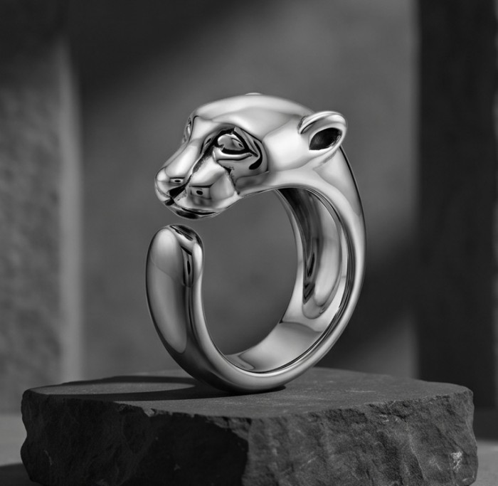 Cheetah .925 Sterling Silver handmade Statement Ring s. 7 - Side view of cheetah head sterling silver statement ring, size 7.