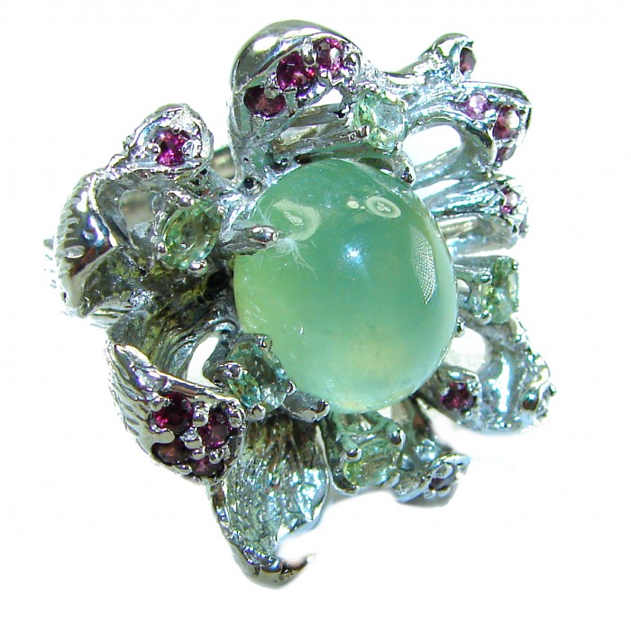 Born to Glam authentic 15.9 carat Prehnite .925 Sterling Silver handcrafted Large ring s. 8 - Close-up of Born to Glam 15.9 carat Prehnite ring in sterling silver.