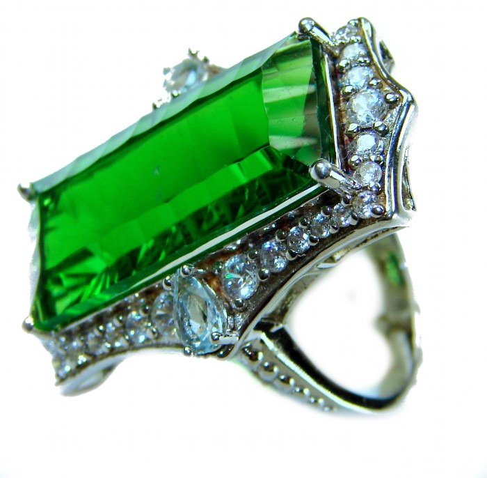 RARE FINDING! Authentic 28.9 carat volcanic Green Helenite .925 Sterling Silver HUGE ring s. 7 - Side view of rare 28.9 carat volcanic green Helenite ring.