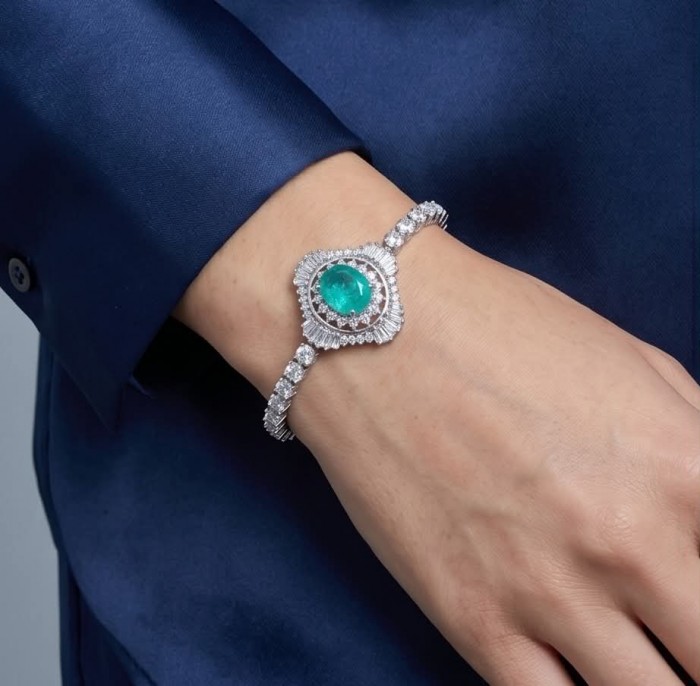 Vintage style - Timless Beauty - 10.5 carat Colombian Emerald 7.8 carat White Topaz .925 Sterling Silver handcrafted Statement bracelet - Emerald bracelet worn on hand, showing vintage style and details.