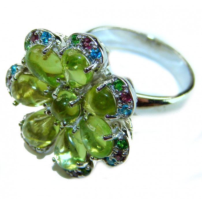 Wise Bliss Authentic Peridot .925 Sterling Silver handmade Ring s. 7 - Close-up of Wise Bliss Peridot Sterling Silver ring showing stones detail.