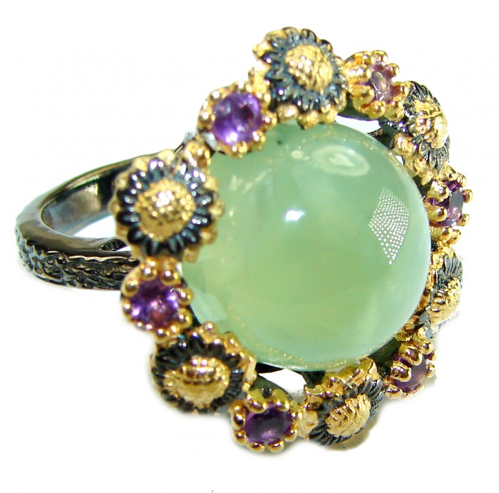 Marvelous Natural Moss Prehnite 2 tones .925 Sterling Silver handmade ring s. 7 1/2 - Close-up of natural moss prehnite ring with floral accents.