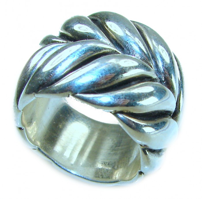 Large and Solid Bali made .925 Sterling Silver ring size 7 1/2 - Top view of large Bali .925 sterling silver ring size 7.