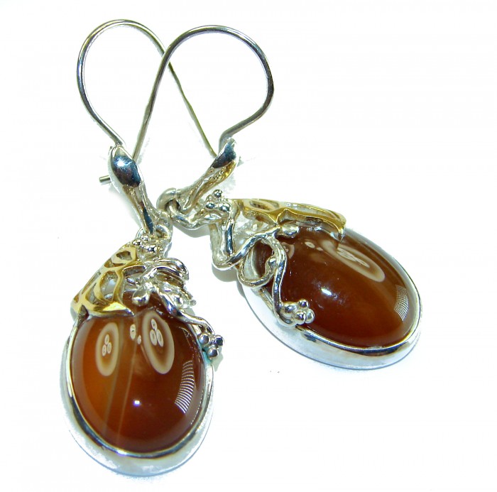 Sublime natural Orange Carnelian 2 tones .925 Sterling Silver handmade earrings - Close-up of orange carnelian earrings with sterling silver frog design.