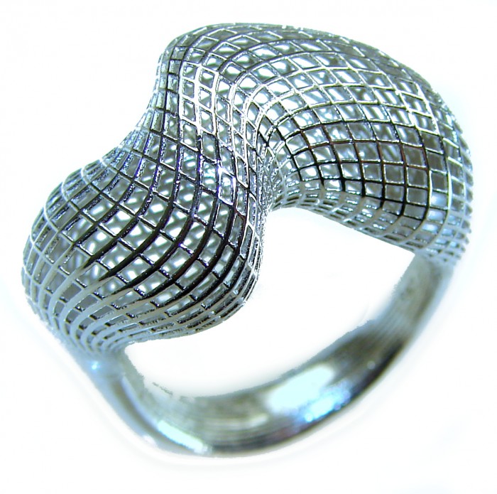 Eternity Bali made .925 Sterling Silver ring size 7 1/4 - Top view of silver ring size 7 1/4 with grid pattern detail