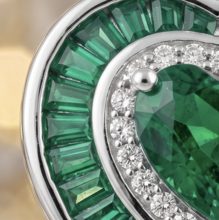 Art deco - My Sweet Heart Natural 4.8 carat Colombian Emerald .925 Sterling Silver Handcrafted pendant - Close-up of heart-shaped Colombian emerald and diamond setting