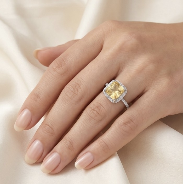Splendid ASSHER cut 7.2 carat yellow Sapphire .925 Sterling Silver brilliantly handcrafted ring s. 7 1/4 - Yellow sapphire ring, ASSHER cut, worn on hand, 7.2 carat, sterling silver.