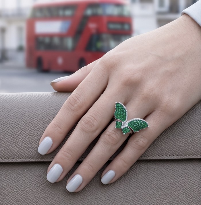 10.2 carat authentic mystery setting Emerald .925 Sterling Silver handcrafted Statement Ring size 7 - Emerald leaf ring on hand with a red London bus in the background