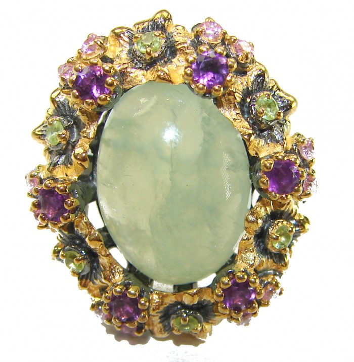 Vintage Style Best quality 22.8 carat Prehnite 2 tones .925 Sterling Silver handcrafted Ring Size 7 1/4 - Close-up of vintage style 22.8 carat Prehnite ring with amethyst accents