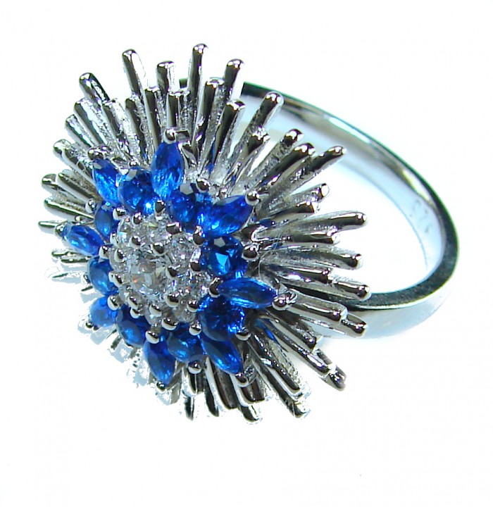 Supervona - Authentic 4.5 carat Sapphire .925 Sterling Silver handcrafted Ring size 8 - Sapphire ring, close-up of stone and setting, silver burst design.