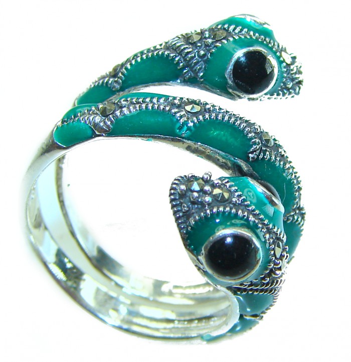 A two-headed snake inlay Malachite enamel 1.8 carat .925 Sterling Silver handcrafted Ring s. 7 - Two-headed snake ring, side view, malachite enamel, silver detailing.