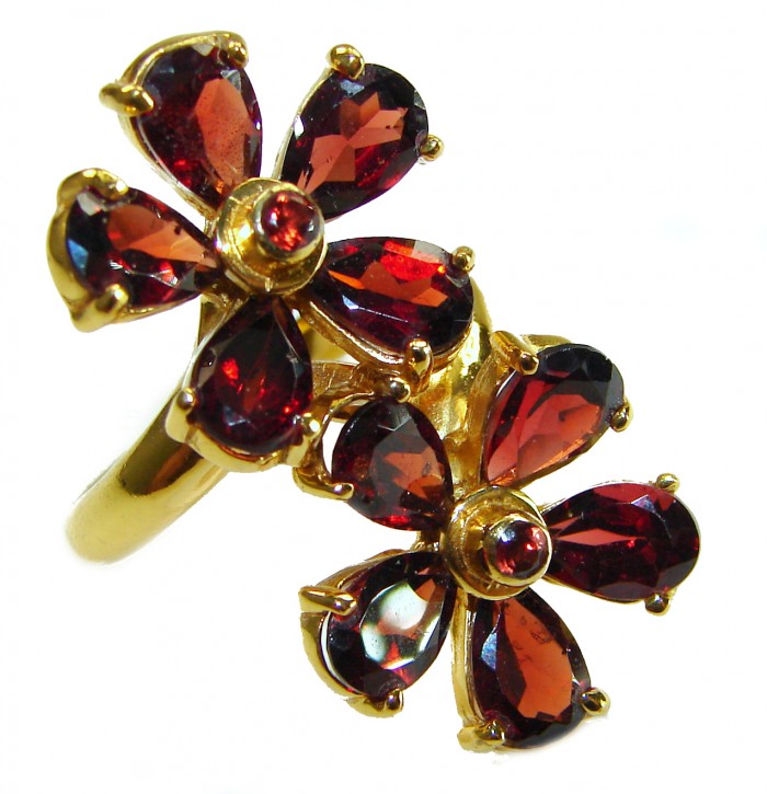 Bella Rossa 15.5 carat Red Garnet 14K Gold .925 Sterling Silver handcrafted ring; s. 8 1/2 - Close-up of Bella Rossa ring with red garnet stones in gold setting
