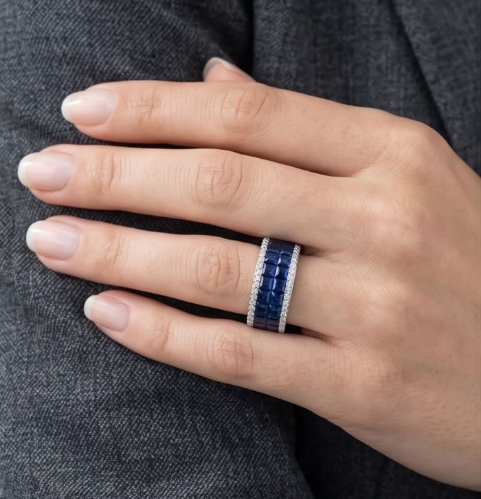 Iconic design 22.2 carat natural Sapphire .925 Sterling Silver Perfectly handcrafted Ring s. 6 1/2 - Sapphire ring on hand, showcasing iconic design and sparkle.